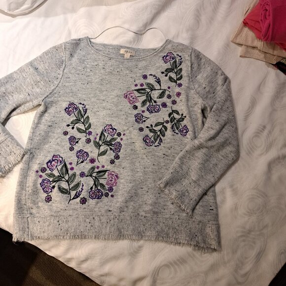 Nice detailed Sweater/Sweatshirt with a Floral Embroidered Pattern - Picture 1 of 6